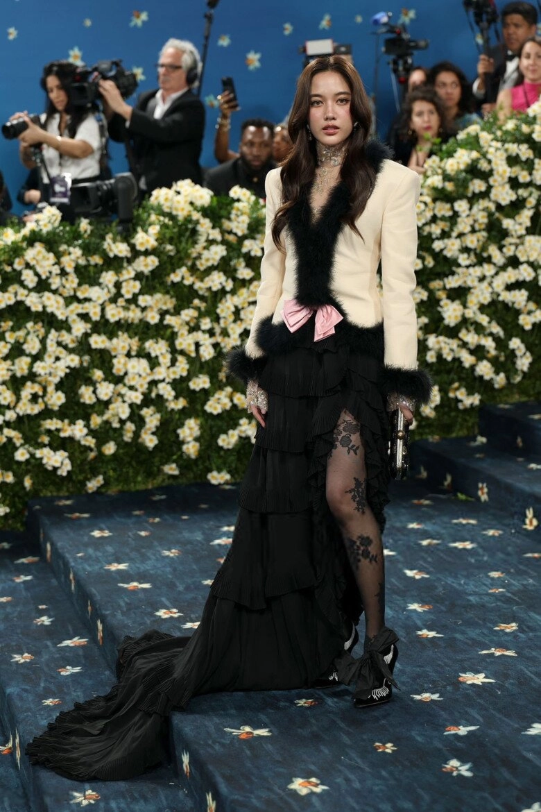 Thảm đỏ met gala 2025 jennie blackpink điện ảnh tuyệt đối lisa blackpink mặc quần nội y khoe cặp kiếm nhật