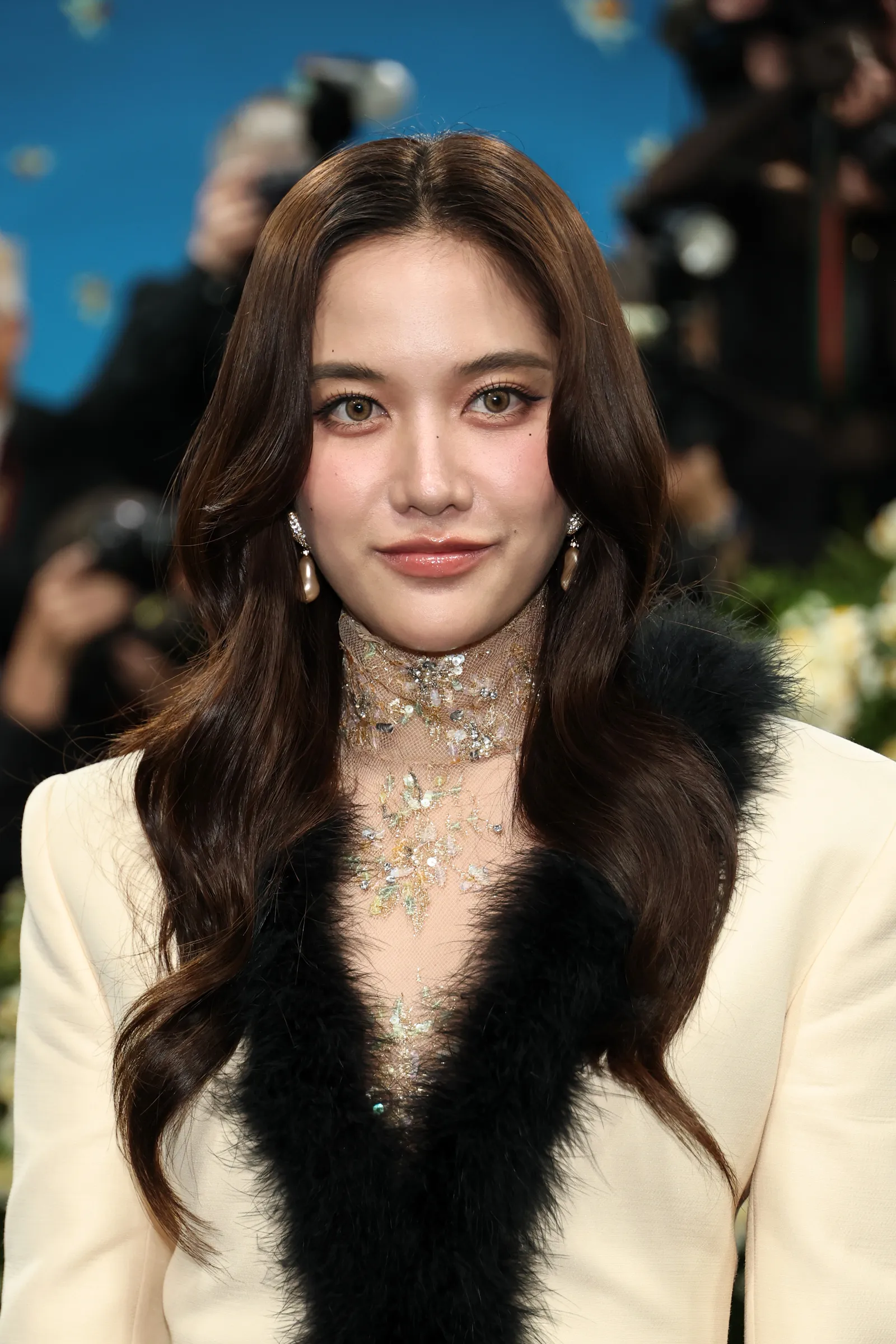 Thảm đỏ met gala 2025 jennie blackpink điện ảnh tuyệt đối lisa blackpink mặc quần nội y khoe cặp kiếm nhật