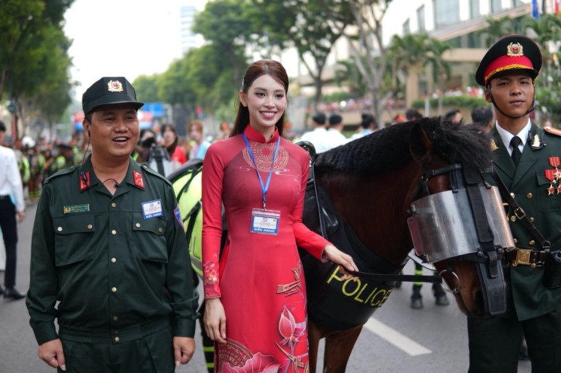 Tham dự đại lễ 50 năm giải phóng miền nam dàn hoa hậu có mặt từ 4 giờ sáng