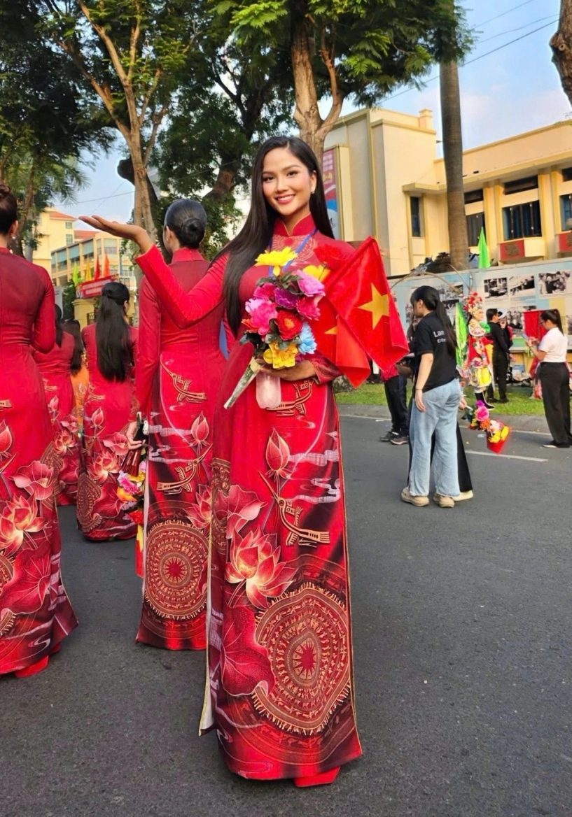 Tham dự đại lễ 50 năm giải phóng miền nam dàn hoa hậu có mặt từ 4 giờ sáng
