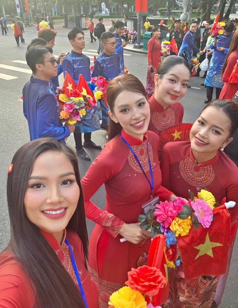Tham dự đại lễ 50 năm giải phóng miền nam dàn hoa hậu có mặt từ 4 giờ sáng