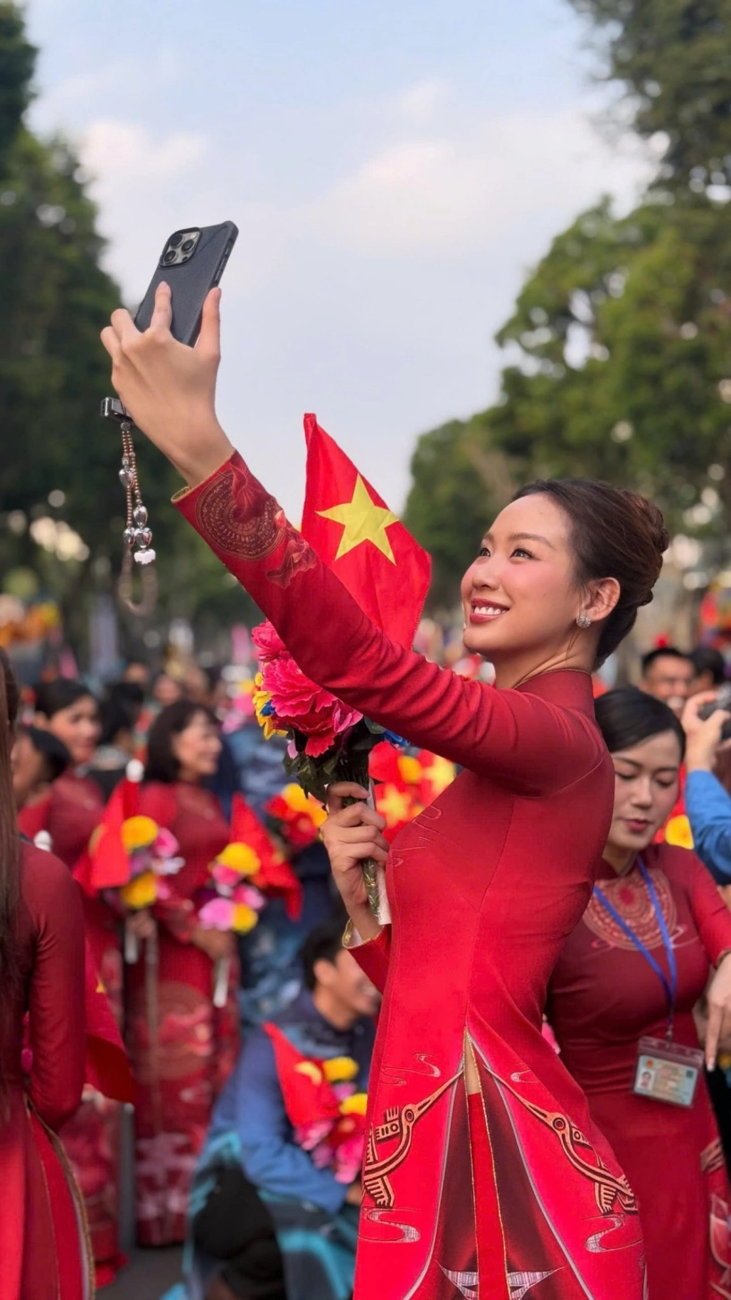 Tham dự đại lễ 50 năm giải phóng miền nam dàn hoa hậu có mặt từ 4 giờ sáng
