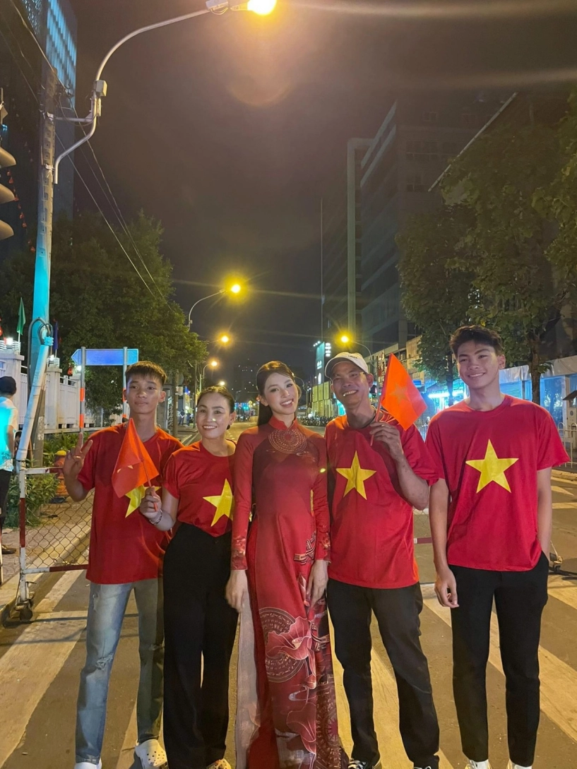 Tham dự đại lễ 50 năm giải phóng miền nam dàn hoa hậu có mặt từ 4 giờ sáng