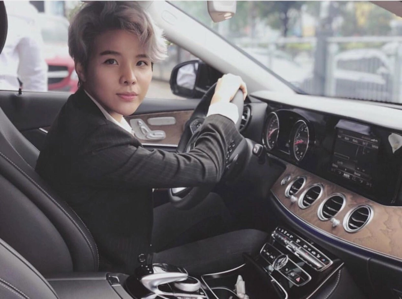 Thật khó tin khi những cô nàng đẹp trai nhất showbiz lại có thời nữ tính đến vậy