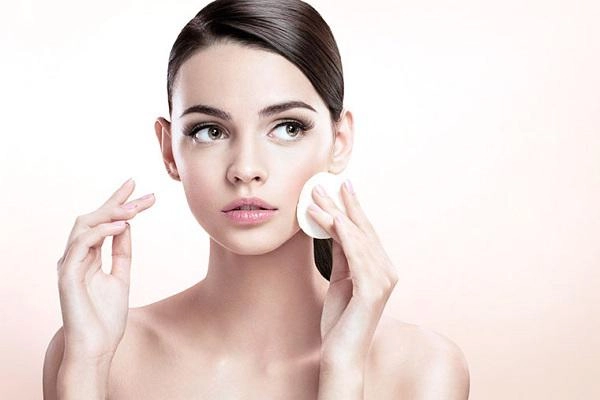 Thêm thứ này vào nước rửa mặt mỗi sáng mặt mộc vẫn xinh chồng mê như điếu đổ