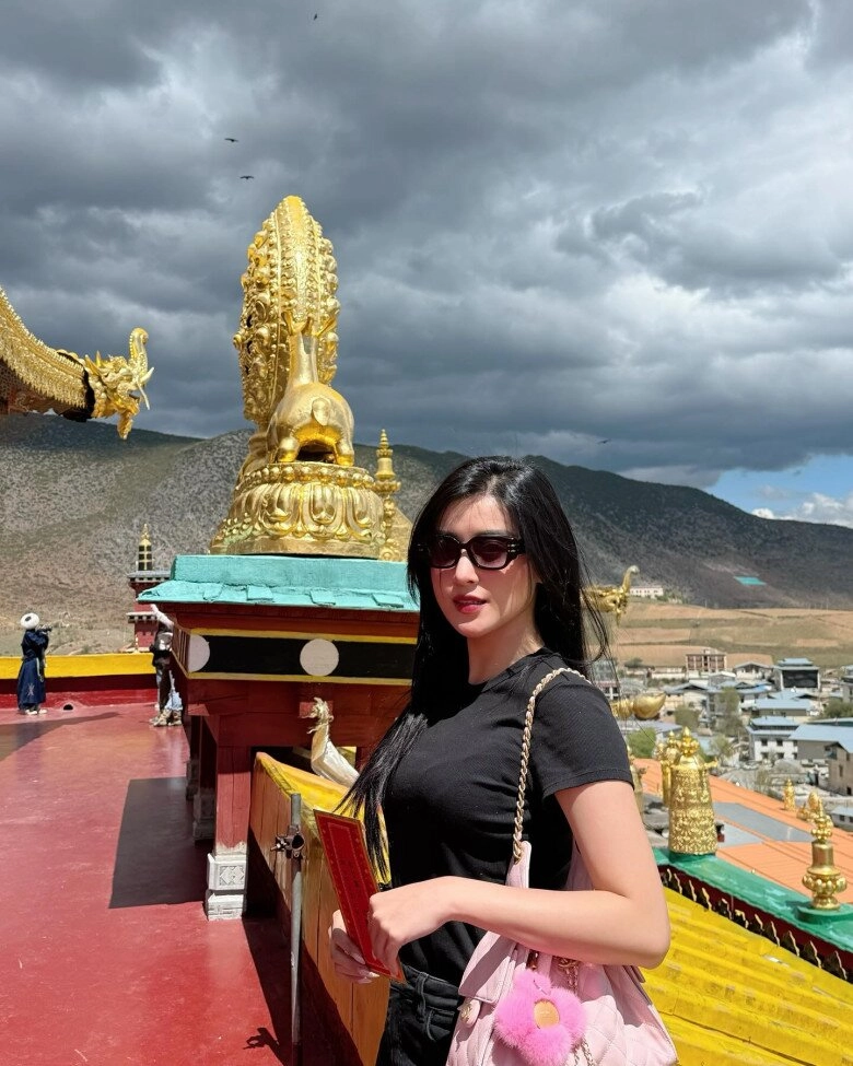 Thời trang đi viếng chùa của huyền my quá sang chảnh nhưng chưa là gì so với mẹ của cô