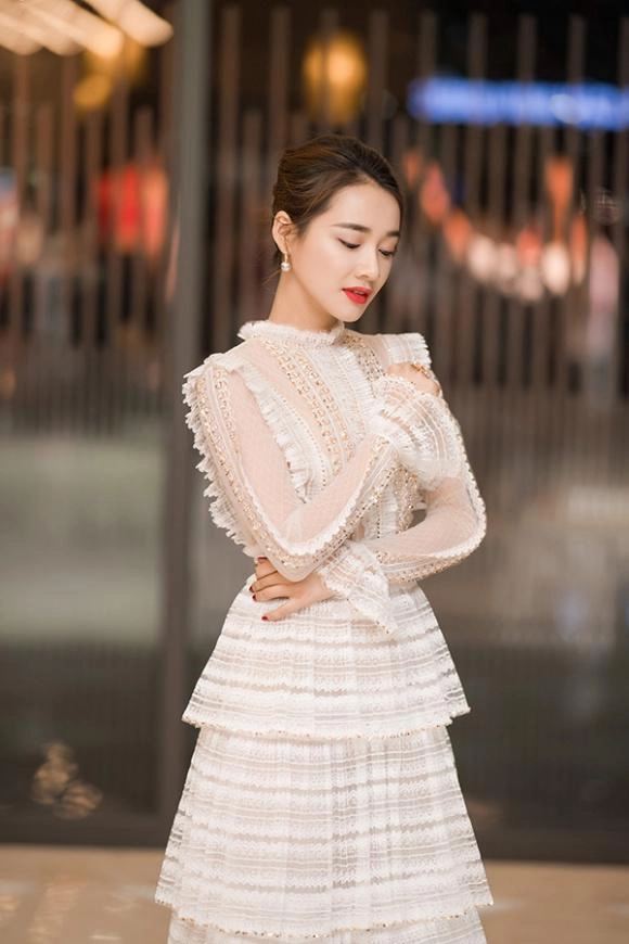 Tiệc đính hôn trọng đại tối nay cô dâu nhã phương sẽ chọn phong cách trang điểm nào