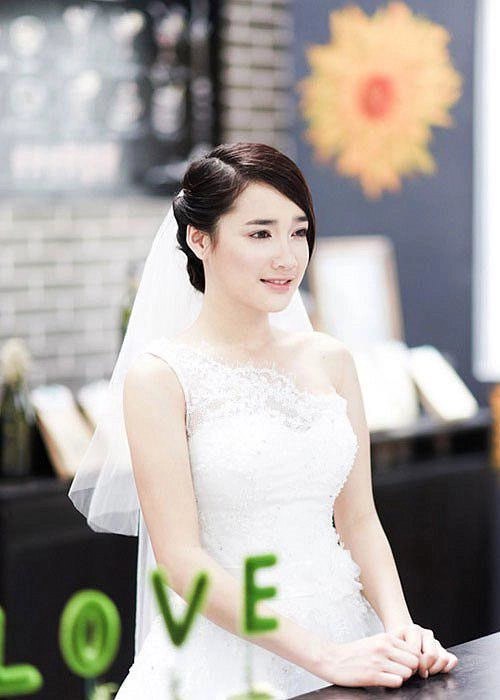 Tiệc đính hôn trọng đại tối nay cô dâu nhã phương sẽ chọn phong cách trang điểm nào