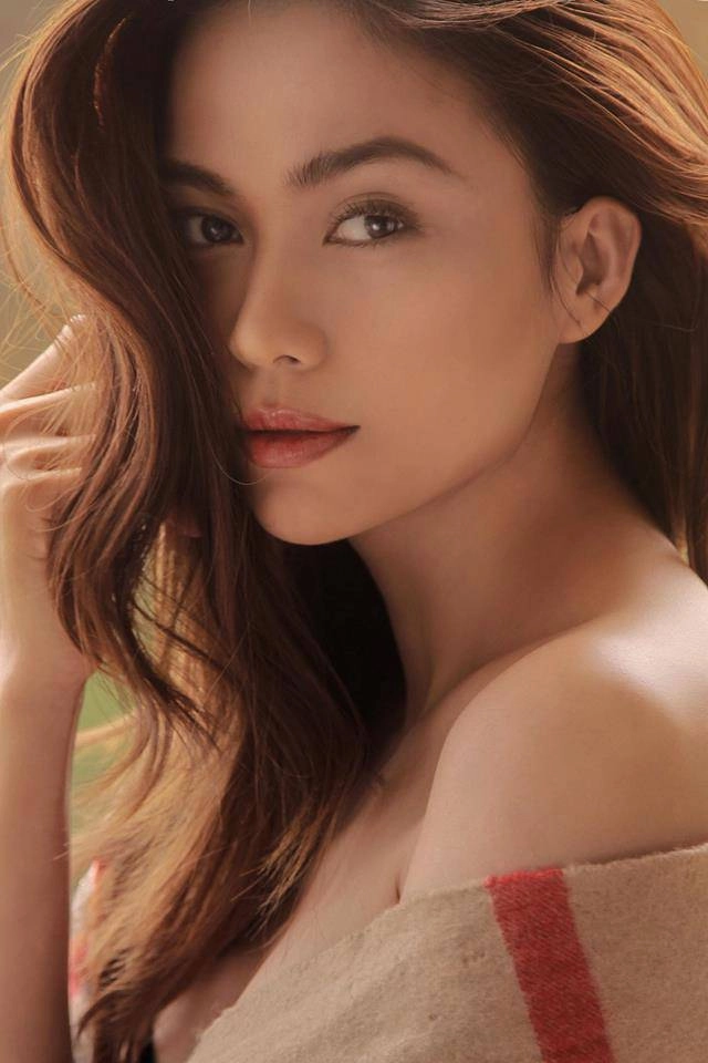 Tiễn h hen niê lên đường thi miss univere mâu thuỷ chỉ đánh son kẻ mày mà vẫn xinh đẹp