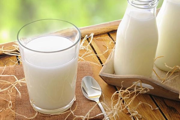 Trắng đến mức nhìn như bạch tạng đây là mốt mới của gái thái ngày nay