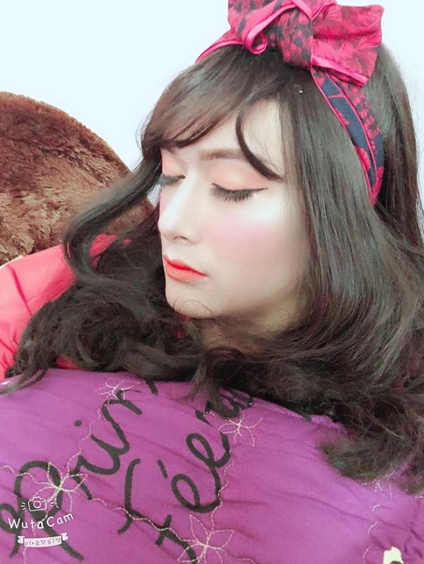 Trang điểm cho vui cô gái chết điếng trước dung mạo xinh đẹp của bạn trai khi hóa nữ