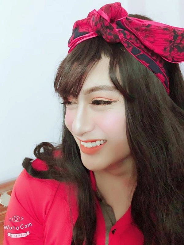 Trang điểm cho vui cô gái chết điếng trước dung mạo xinh đẹp của bạn trai khi hóa nữ