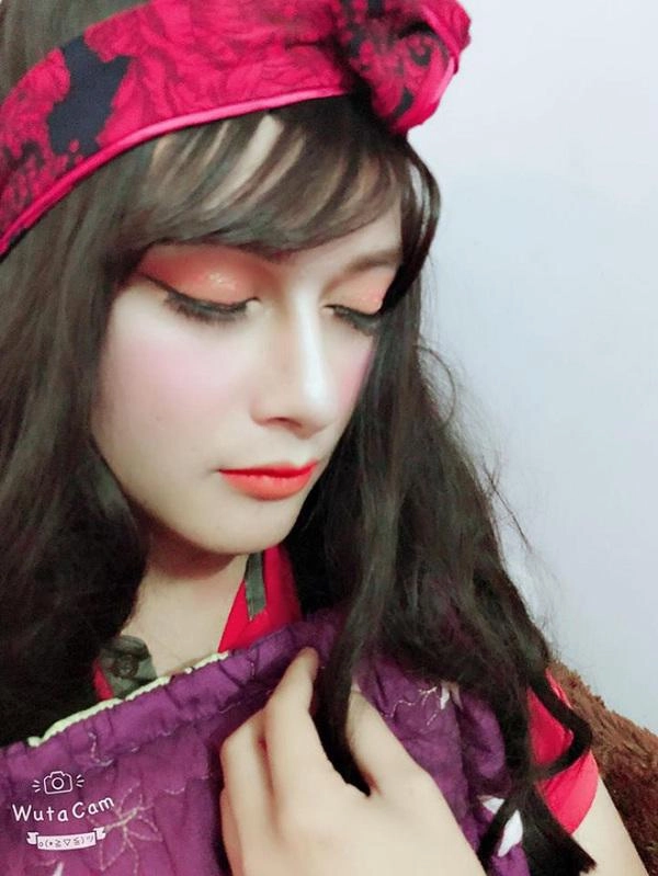 Trang điểm cho vui cô gái chết điếng trước dung mạo xinh đẹp của bạn trai khi hóa nữ