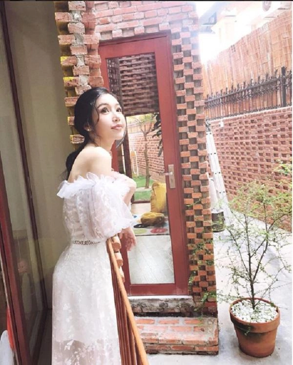 Trên 30 rồi mà elly trần vẫn khoe dáng táo bạo lộ hình xăm chỗ nhạy cảm
