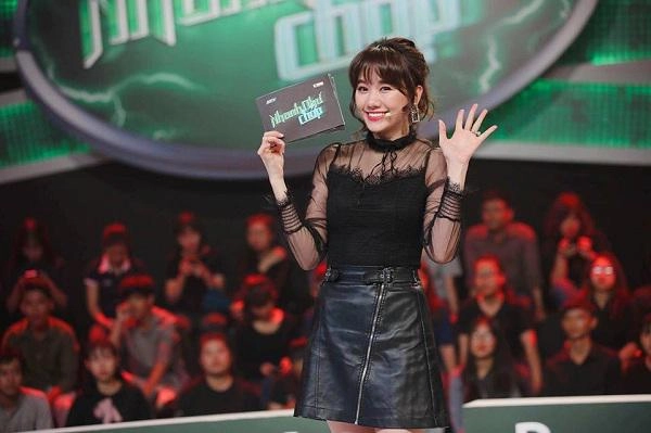 Trong khi các mỹ nhân việt thay đổi kiểu tóc liên tục hari chỉ trung thành với kiểu tóc này