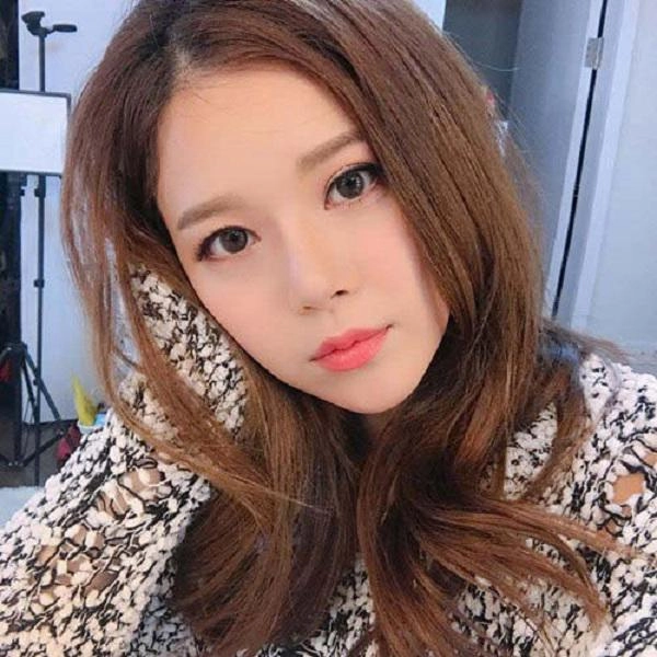 Trong khi các mỹ nhân việt thay đổi kiểu tóc liên tục hari chỉ trung thành với kiểu tóc này