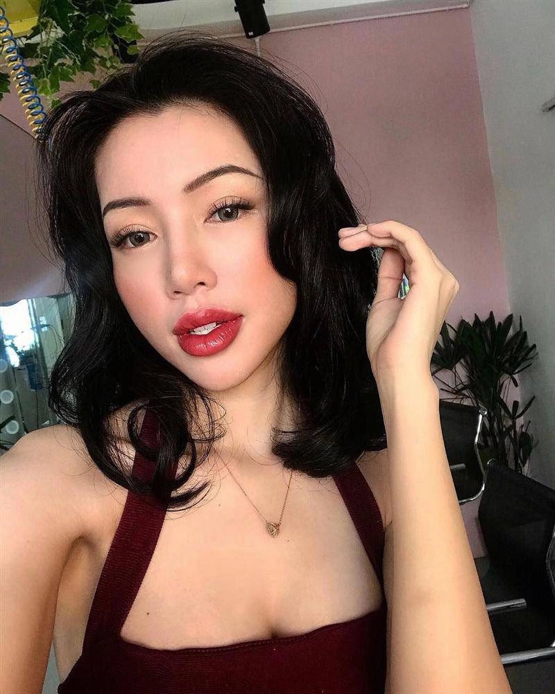Trong khi elly trần lộ mặt sưng vù văn mai hương lại gây hoảng hốt vì cằm tam giác nhọn