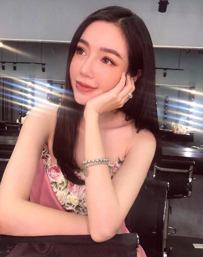 Trong khi elly trần lộ mặt sưng vù văn mai hương lại gây hoảng hốt vì cằm tam giác nhọn