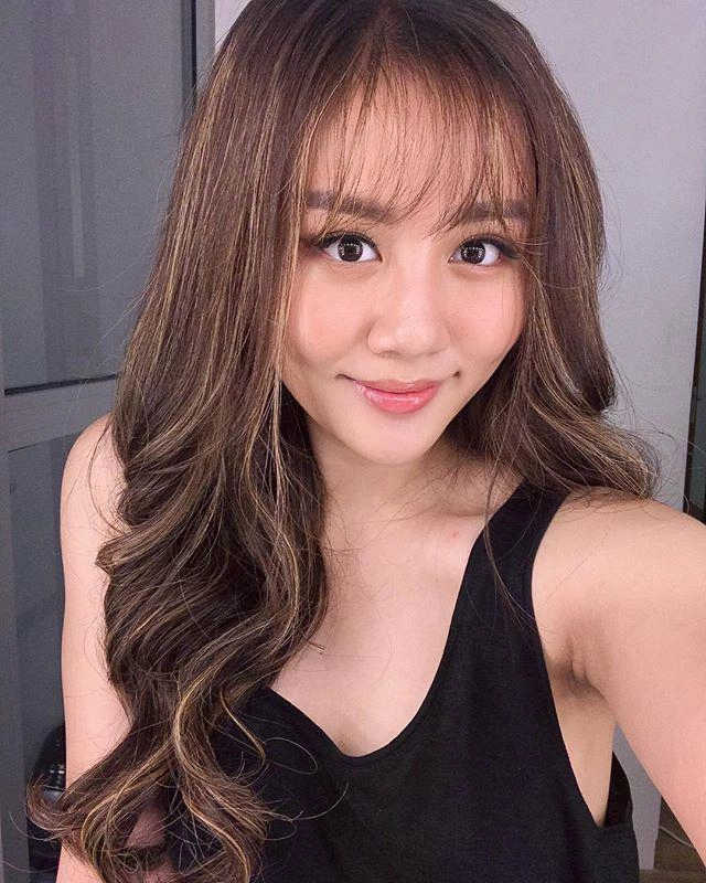 Trong khi elly trần lộ mặt sưng vù văn mai hương lại gây hoảng hốt vì cằm tam giác nhọn
