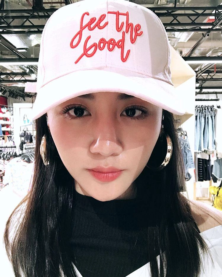 Trong khi elly trần lộ mặt sưng vù văn mai hương lại gây hoảng hốt vì cằm tam giác nhọn