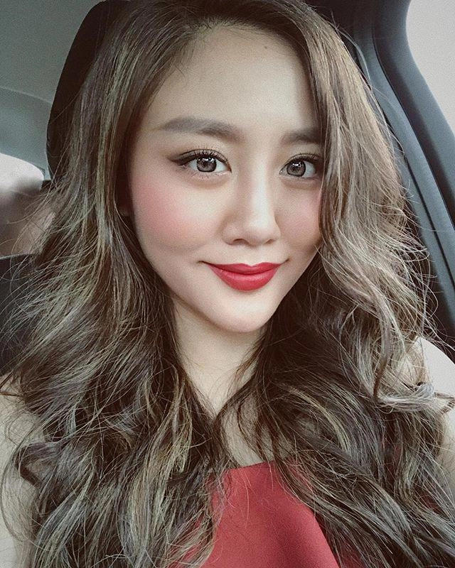 Trong khi elly trần lộ mặt sưng vù văn mai hương lại gây hoảng hốt vì cằm tam giác nhọn