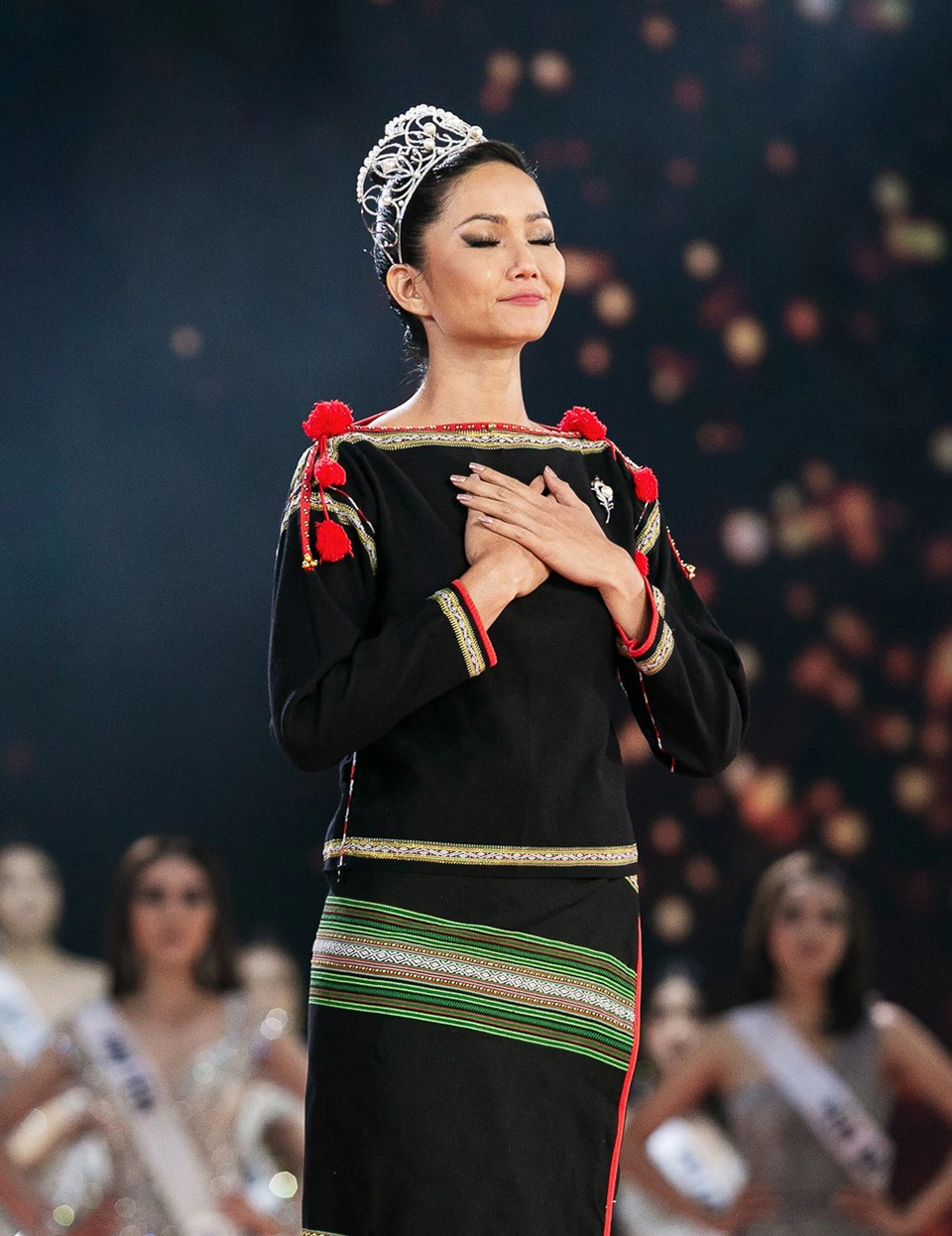 Từ chân trần đến dạ hội lấp lánh 7 chiếc váy final walk của hoa hậu việt khiến dân tình nhớ mãi