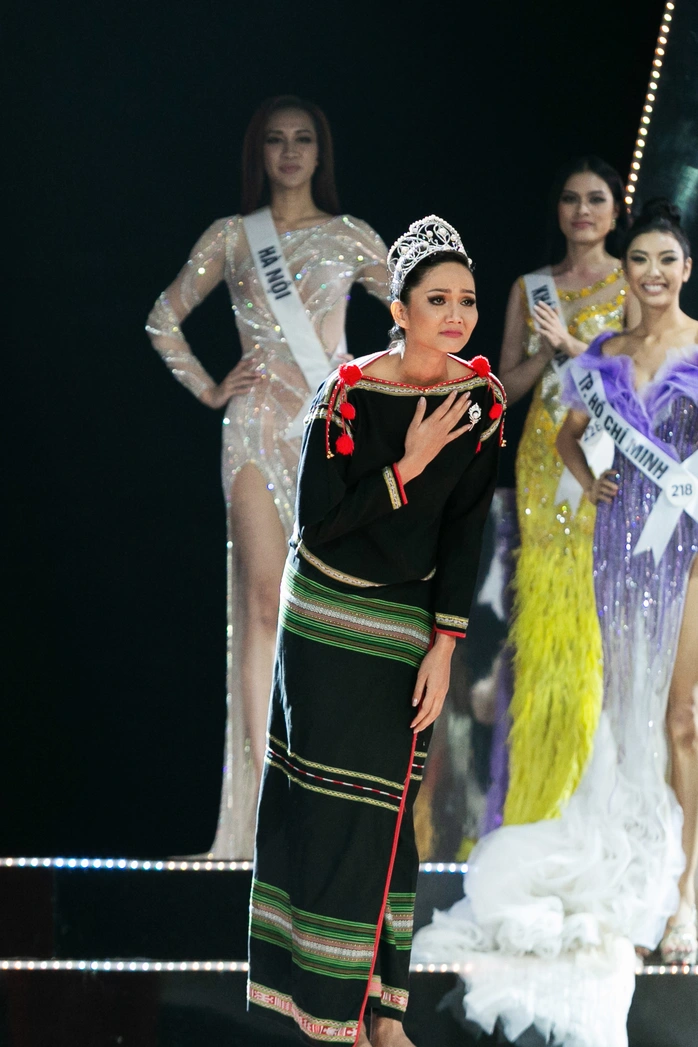 Từ chân trần đến dạ hội lấp lánh 7 chiếc váy final walk của hoa hậu việt khiến dân tình nhớ mãi