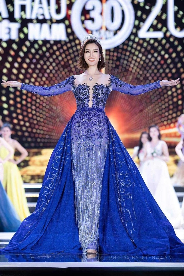 Từ chân trần đến dạ hội lấp lánh 7 chiếc váy final walk của hoa hậu việt khiến dân tình nhớ mãi