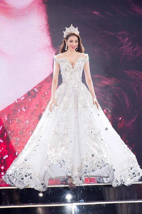 Từ chân trần đến dạ hội lấp lánh 7 chiếc váy final walk của hoa hậu việt khiến dân tình nhớ mãi