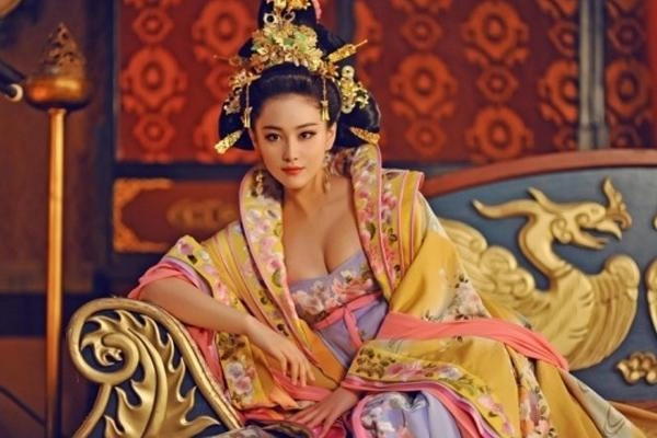 Từ kỹ nữ thành hoàng hậu triệu phi yến càng điên cuồng làm đẹp đến mức vô sinh