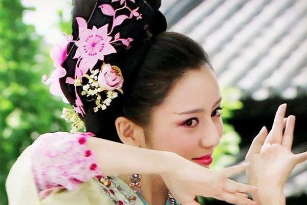Từ kỹ nữ thành hoàng hậu triệu phi yến càng điên cuồng làm đẹp đến mức vô sinh