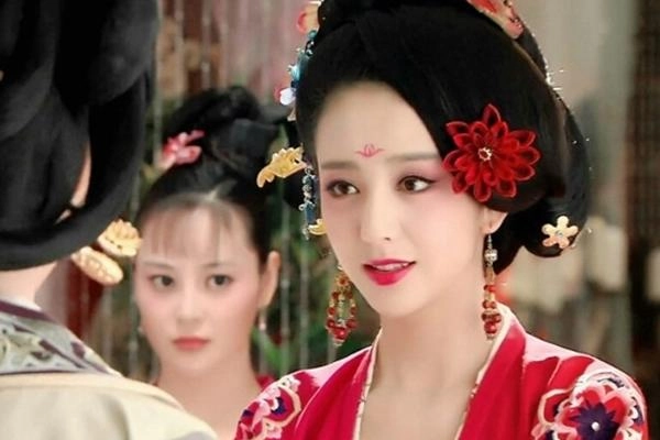 Từ kỹ nữ thành hoàng hậu triệu phi yến càng điên cuồng làm đẹp đến mức vô sinh