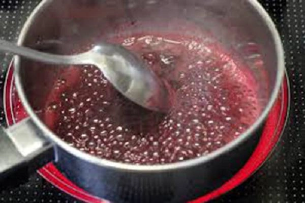 Tự làm son môi cho bà bầu cực đơn giản với củ dền mua ngoài chợ