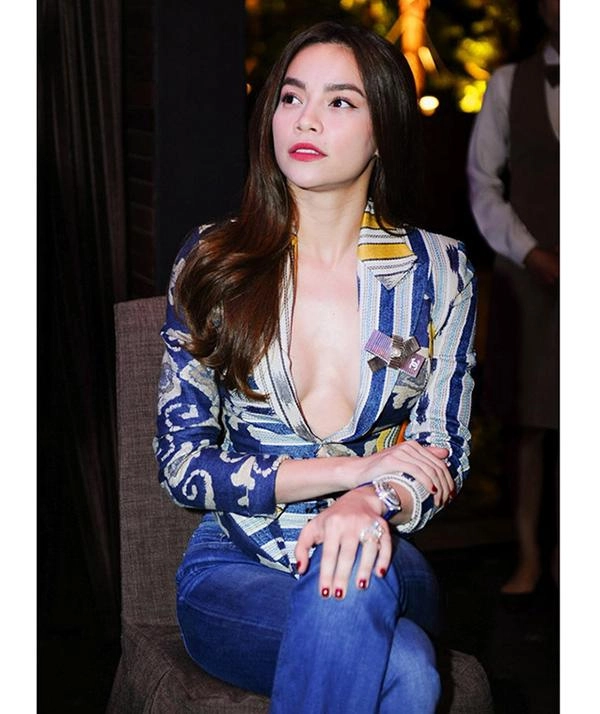 Tự tay khoe hình diện đồ hớ hênh kỳ duyên chẳng buồn cài cúc áo bởi vòng 1 ngồn ngộn