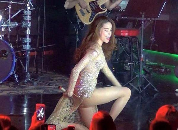 Tự tay khoe hình diện đồ hớ hênh kỳ duyên chẳng buồn cài cúc áo bởi vòng 1 ngồn ngộn
