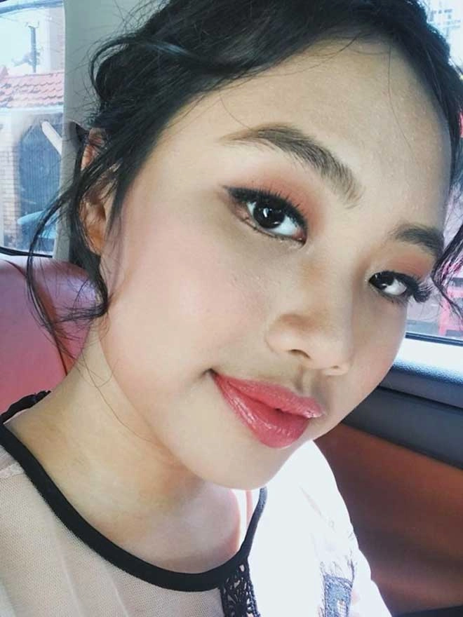Tuổi 15 cô bé dân ca phương mỹ chi trang điểm đậm khó nhận ra fan tranh cãi