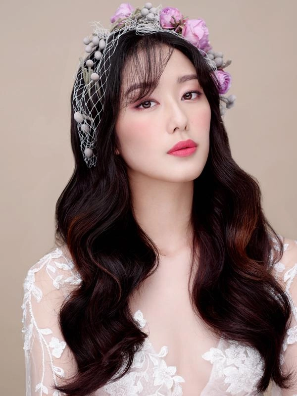Vẫn là lớp nền trong suốt đây là xu hướng trang điểm mùa xuân mà cô dâu nên tham khảo