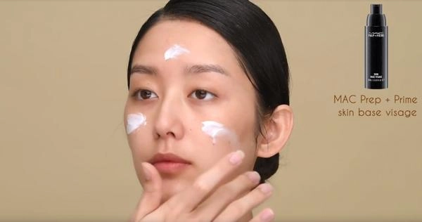 Vẫn là lớp nền trong suốt đây là xu hướng trang điểm mùa xuân mà cô dâu nên tham khảo