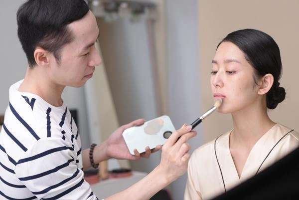 Vẫn là lớp nền trong suốt đây là xu hướng trang điểm mùa xuân mà cô dâu nên tham khảo