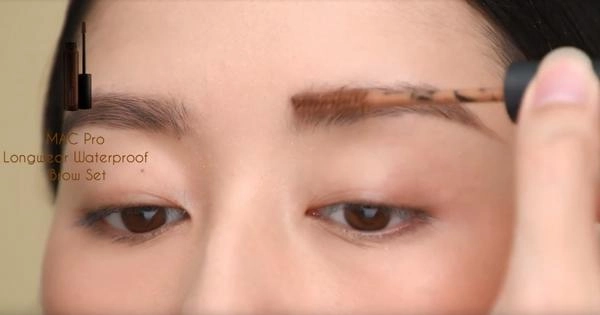 Vẫn là lớp nền trong suốt đây là xu hướng trang điểm mùa xuân mà cô dâu nên tham khảo