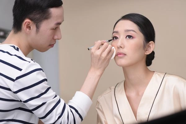 Vẫn là lớp nền trong suốt đây là xu hướng trang điểm mùa xuân mà cô dâu nên tham khảo