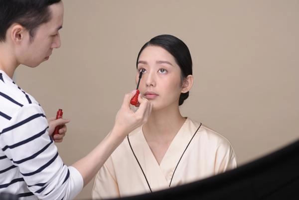 Vẫn là lớp nền trong suốt đây là xu hướng trang điểm mùa xuân mà cô dâu nên tham khảo