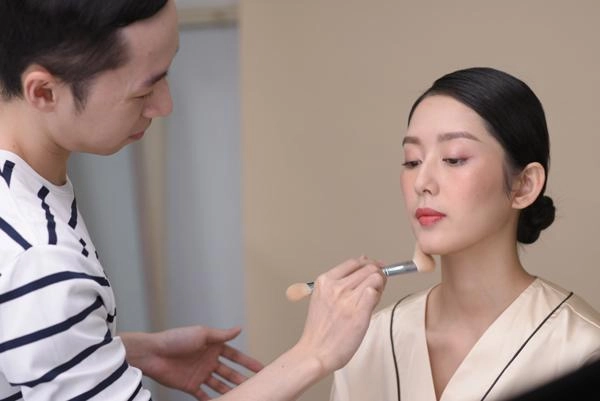 Vẫn là lớp nền trong suốt đây là xu hướng trang điểm mùa xuân mà cô dâu nên tham khảo