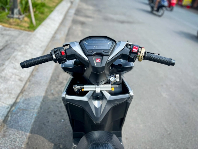 Vario độ dàn chân bất đối xứng phá cách theo đường lối riêng