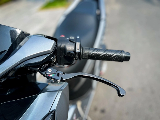 Vario độ dàn chân bất đối xứng phá cách theo đường lối riêng