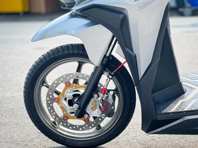 Vario độ dàn chân bất đối xứng phá cách theo đường lối riêng