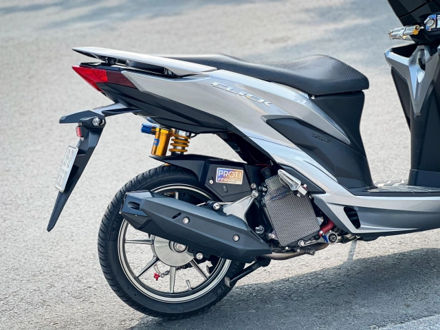 Vario độ dàn chân bất đối xứng phá cách theo đường lối riêng