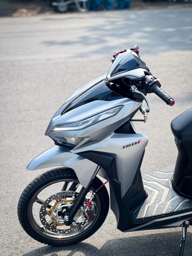 Vario độ dàn chân bất đối xứng phá cách theo đường lối riêng