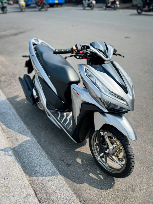 Vario độ dàn chân bất đối xứng phá cách theo đường lối riêng