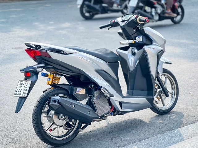 Vario độ dàn chân bất đối xứng phá cách theo đường lối riêng